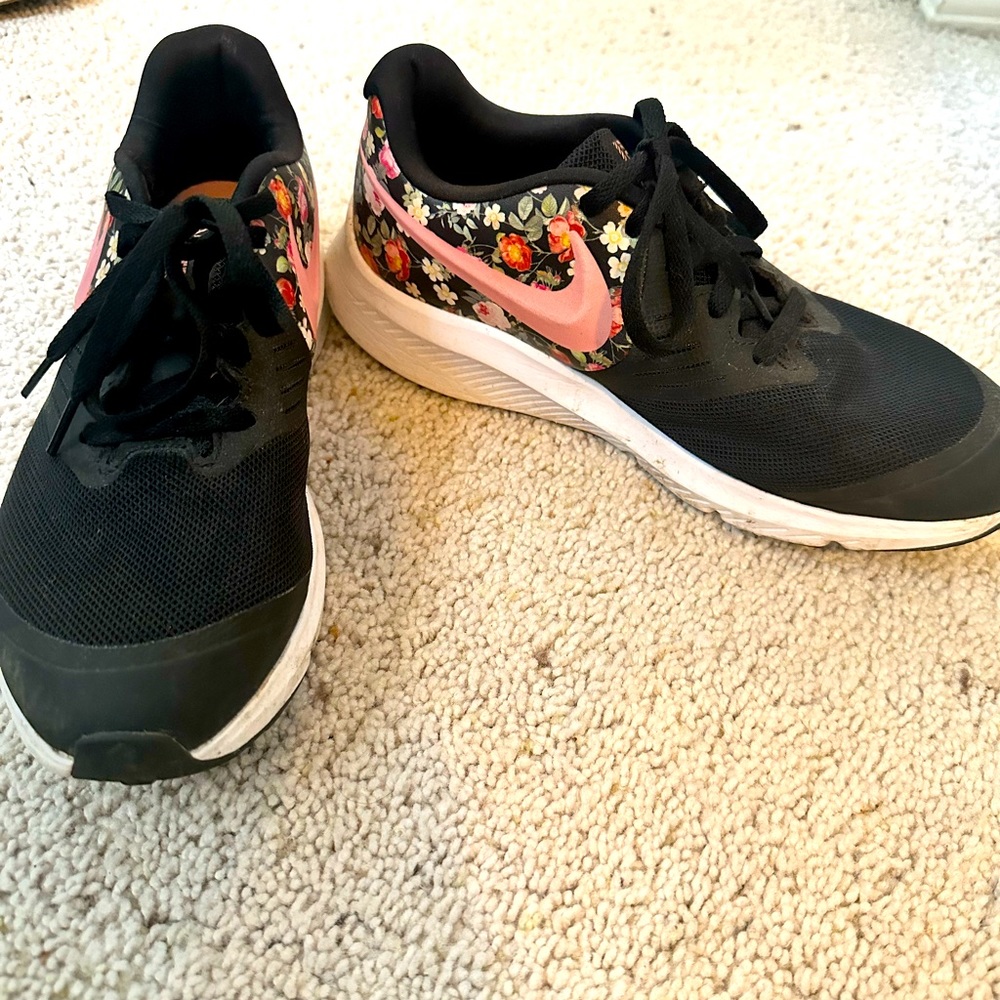 Women’s Nike sneakers